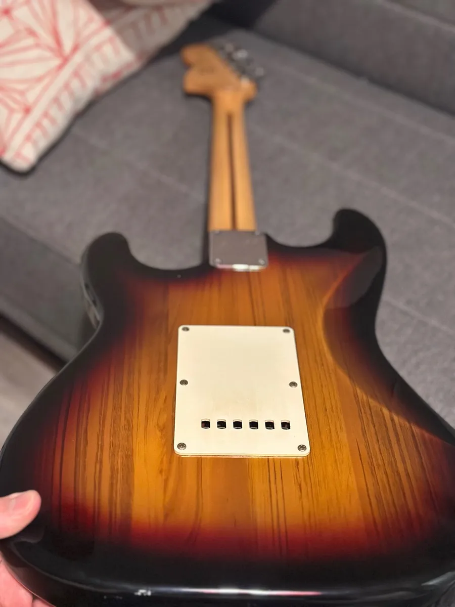 Squier stratocater affinity electric guitar - Image 2