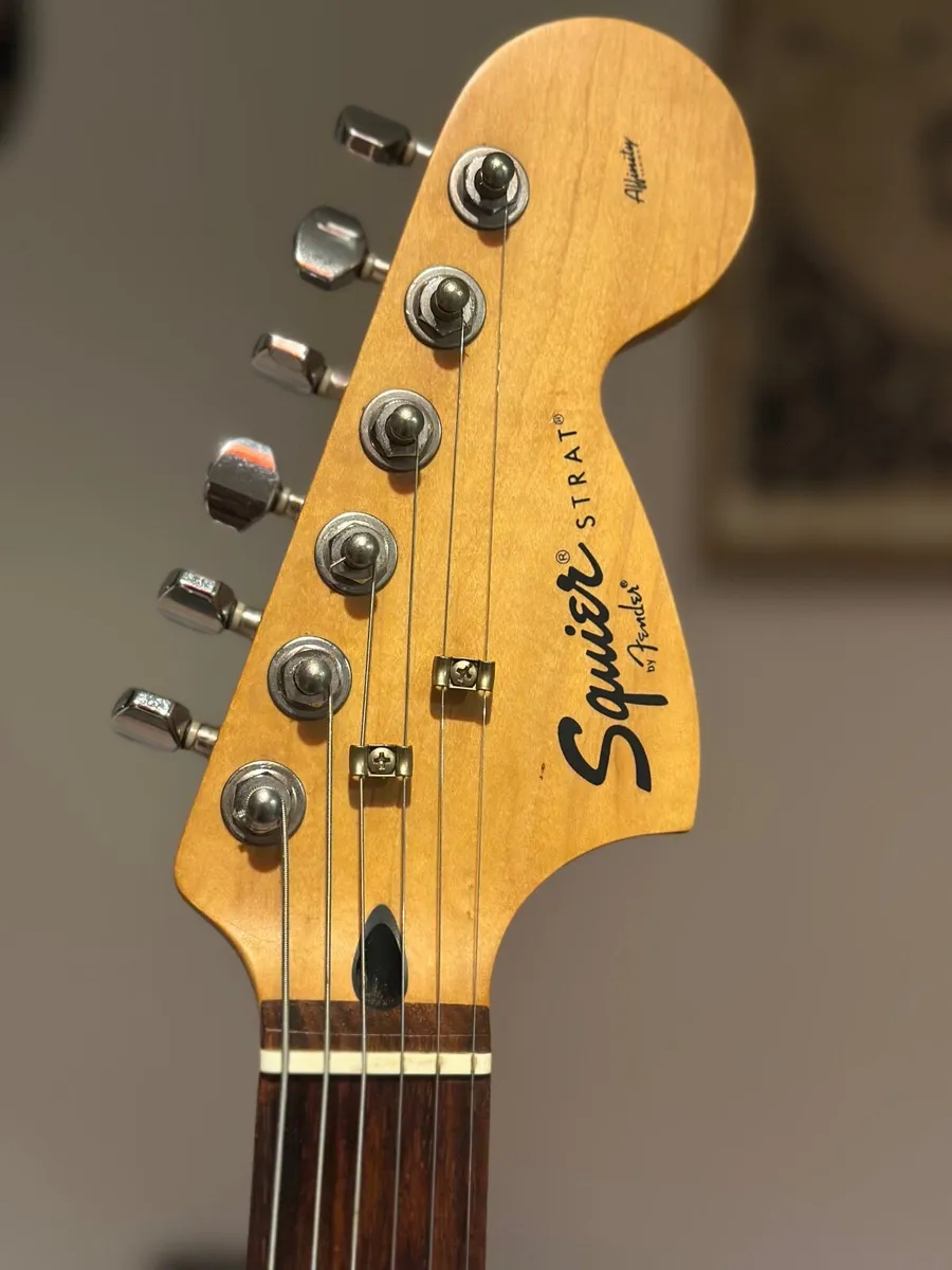 Squier stratocater affinity electric guitar - Image 4