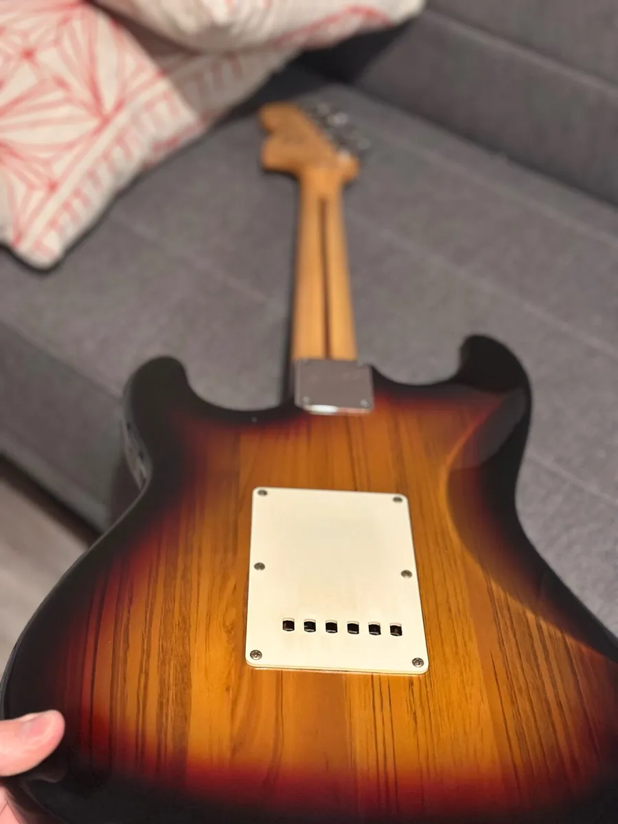 Squier stratocater affinity electric guitar - Image 3