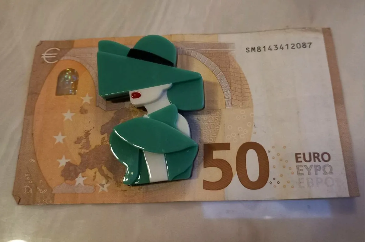 V cool large resin brooch, D18 freepost - Image 2