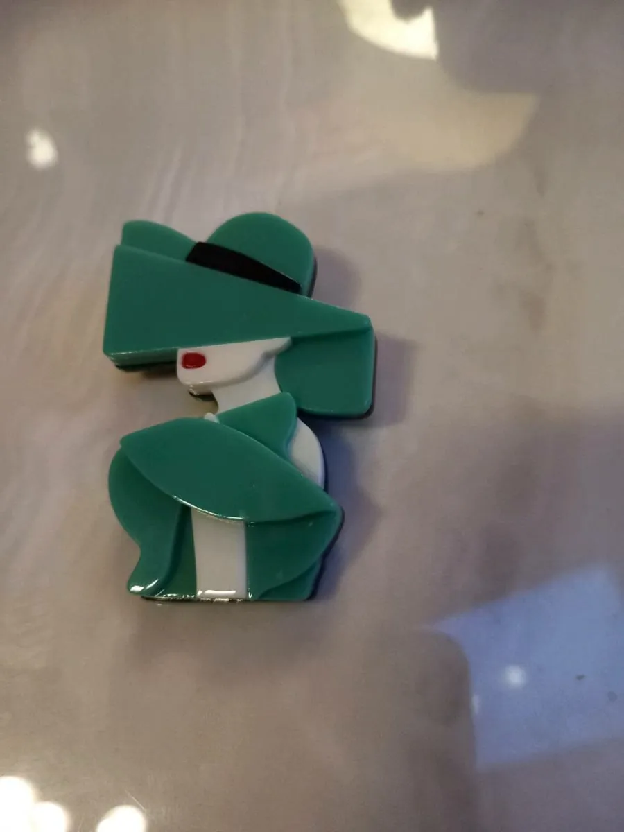 V cool large resin brooch, D18 freepost - Image 3