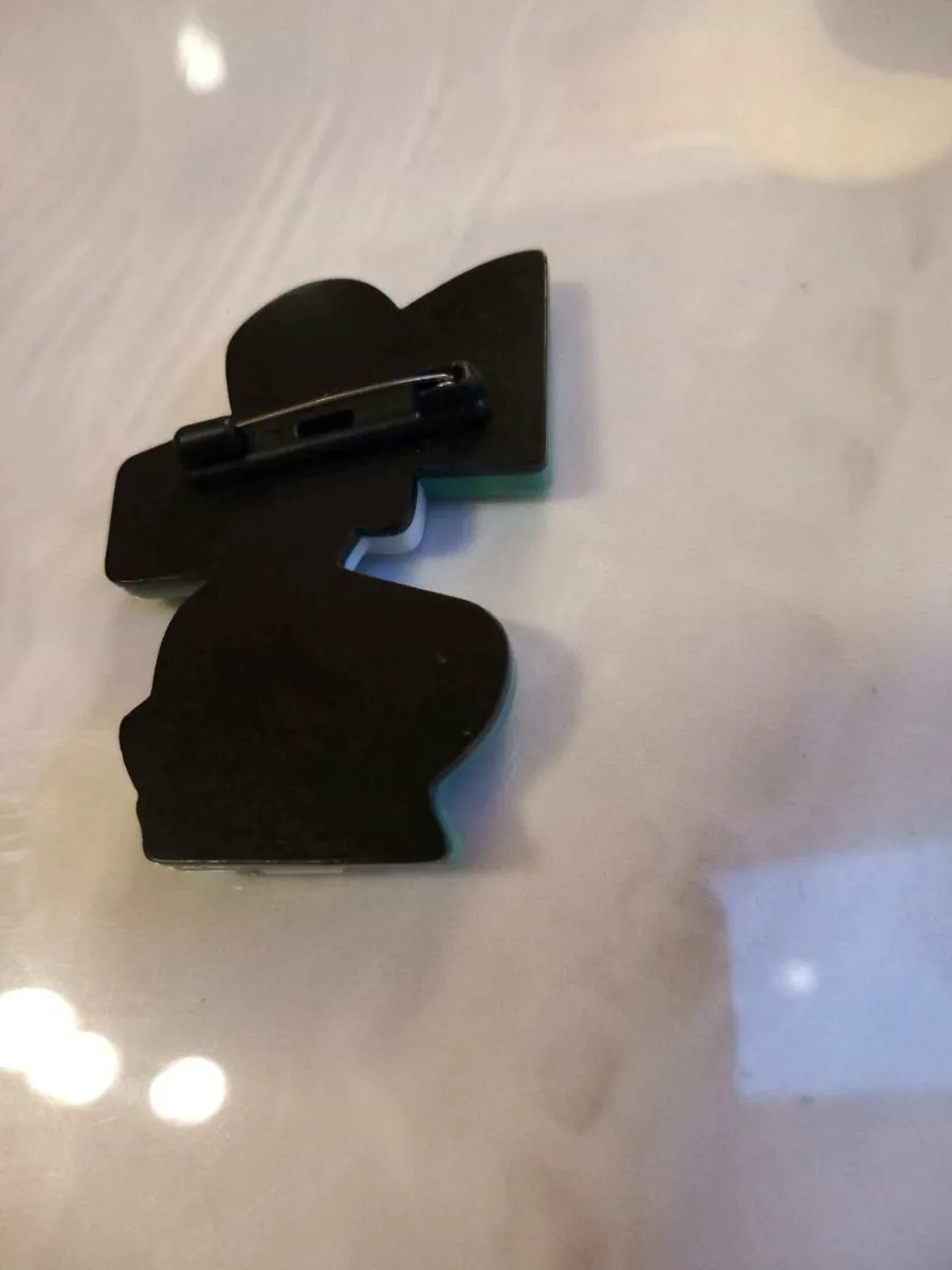 V cool large resin brooch, D18 freepost - Image 4