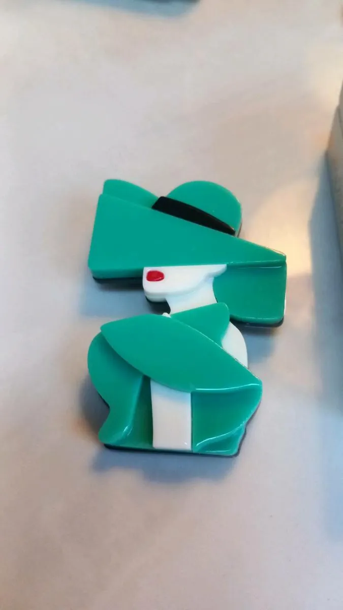 V cool large resin brooch, D18 freepost - Image 1