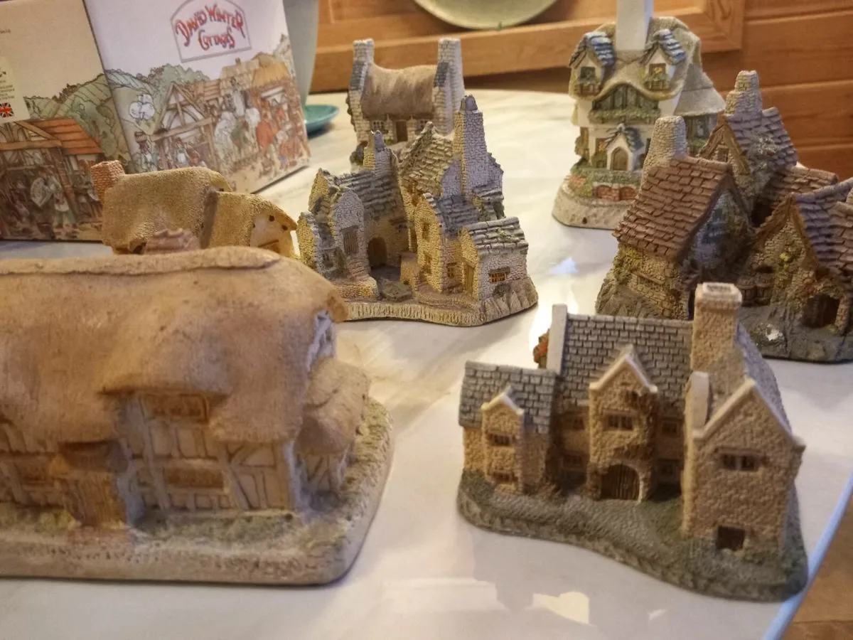8 David Winter miniature houses, D18 post 10e - Image 3