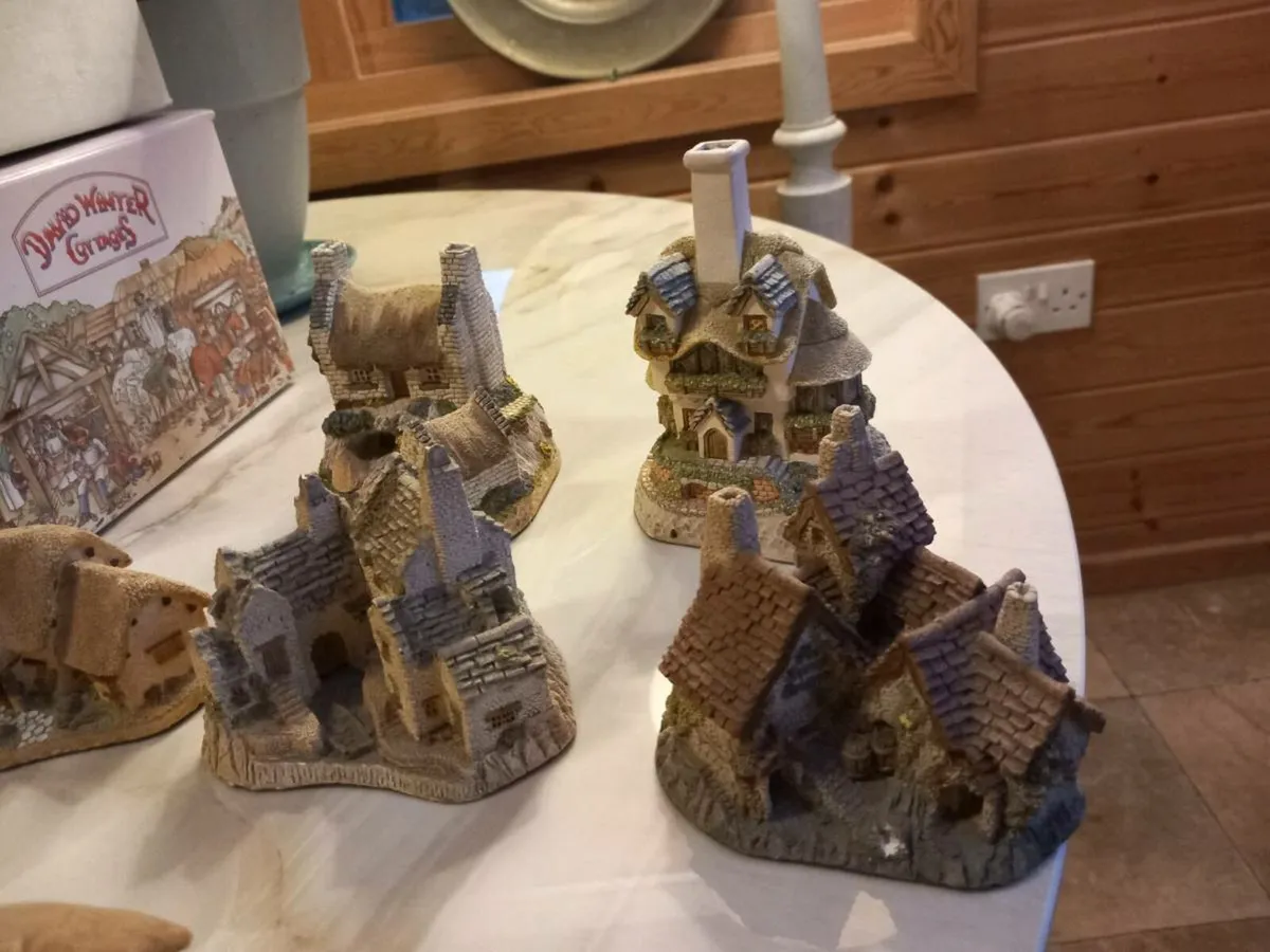 8 David Winter miniature houses, D18 post 10e - Image 4