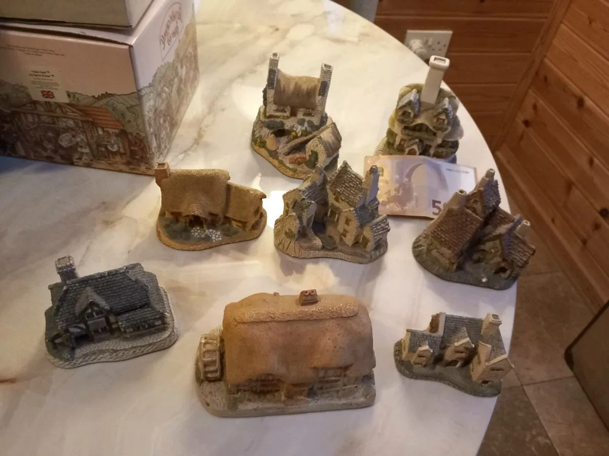 8 David Winter miniature houses, D18 post 10e - Image 1