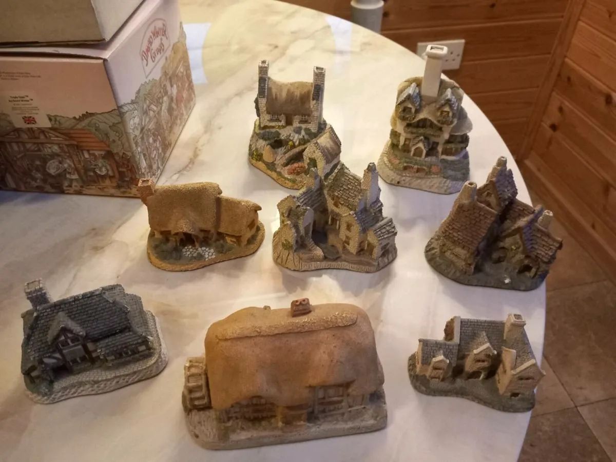 8 David Winter miniature houses, D18 post 10e - Image 2