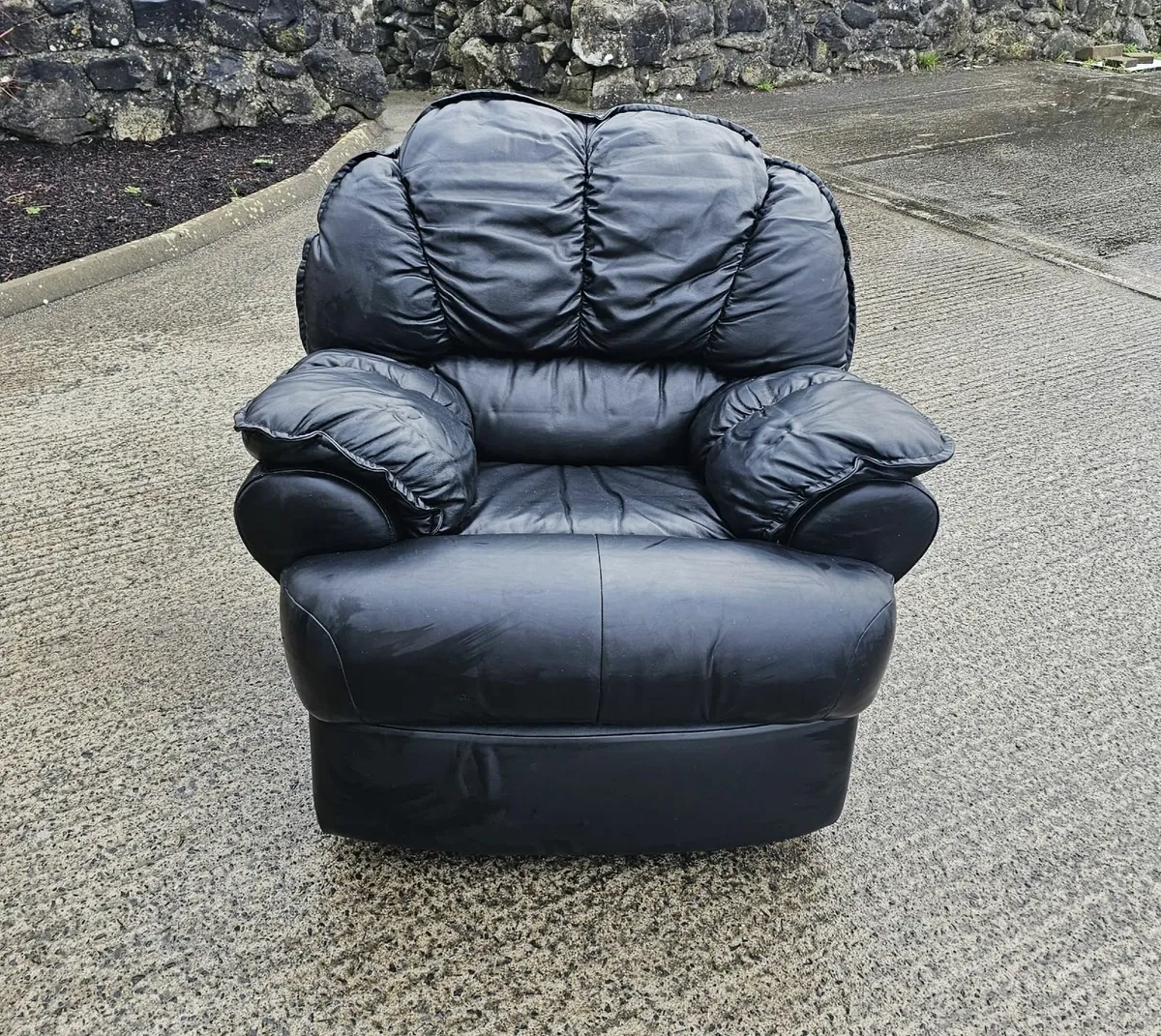 Suite of Furniture (Couch and Armchairs) - Image 4