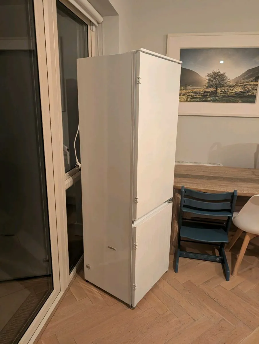 Integrated Fridge Freezer - Spotless - Image 3