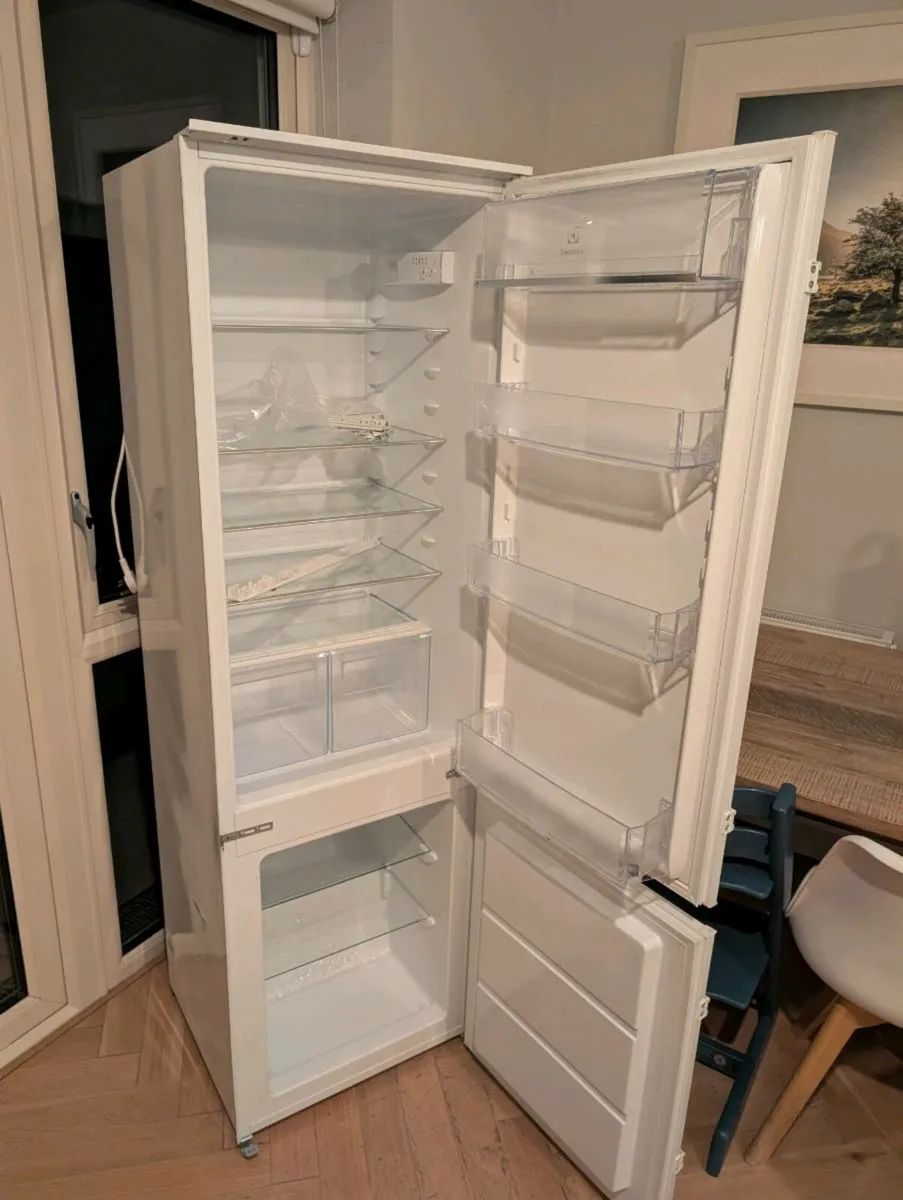 Integrated Fridge Freezer - Spotless - Image 2