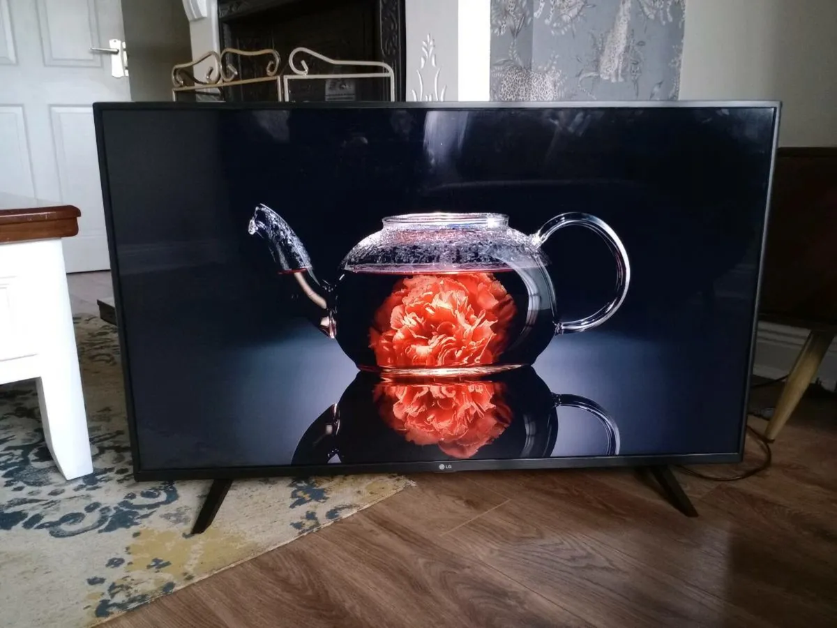 Lg 43" 4K UHD SMART TV 43UN70005LA - Image 1