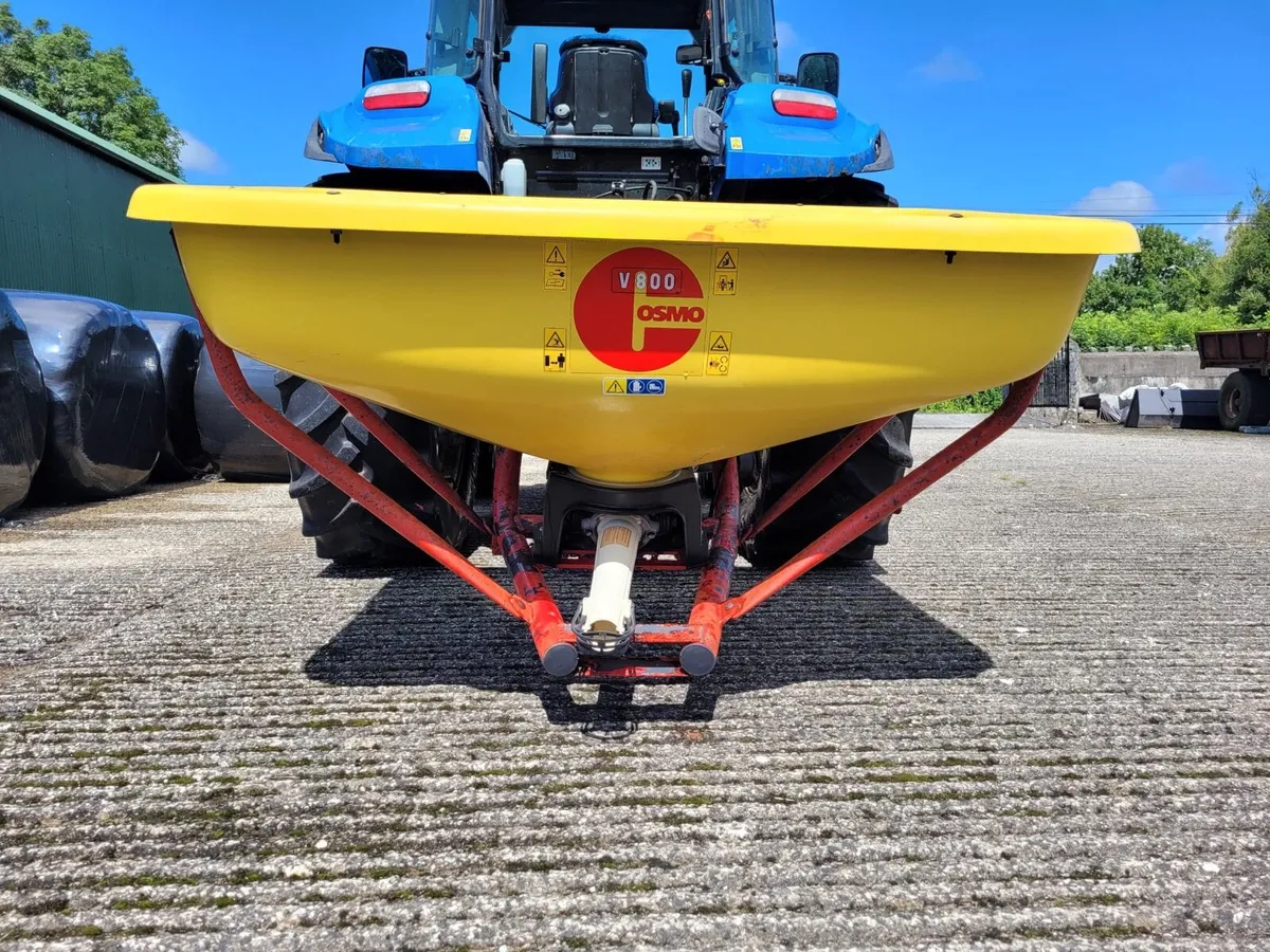 V800 Cosmo Fertiliser Spreader - Image 1