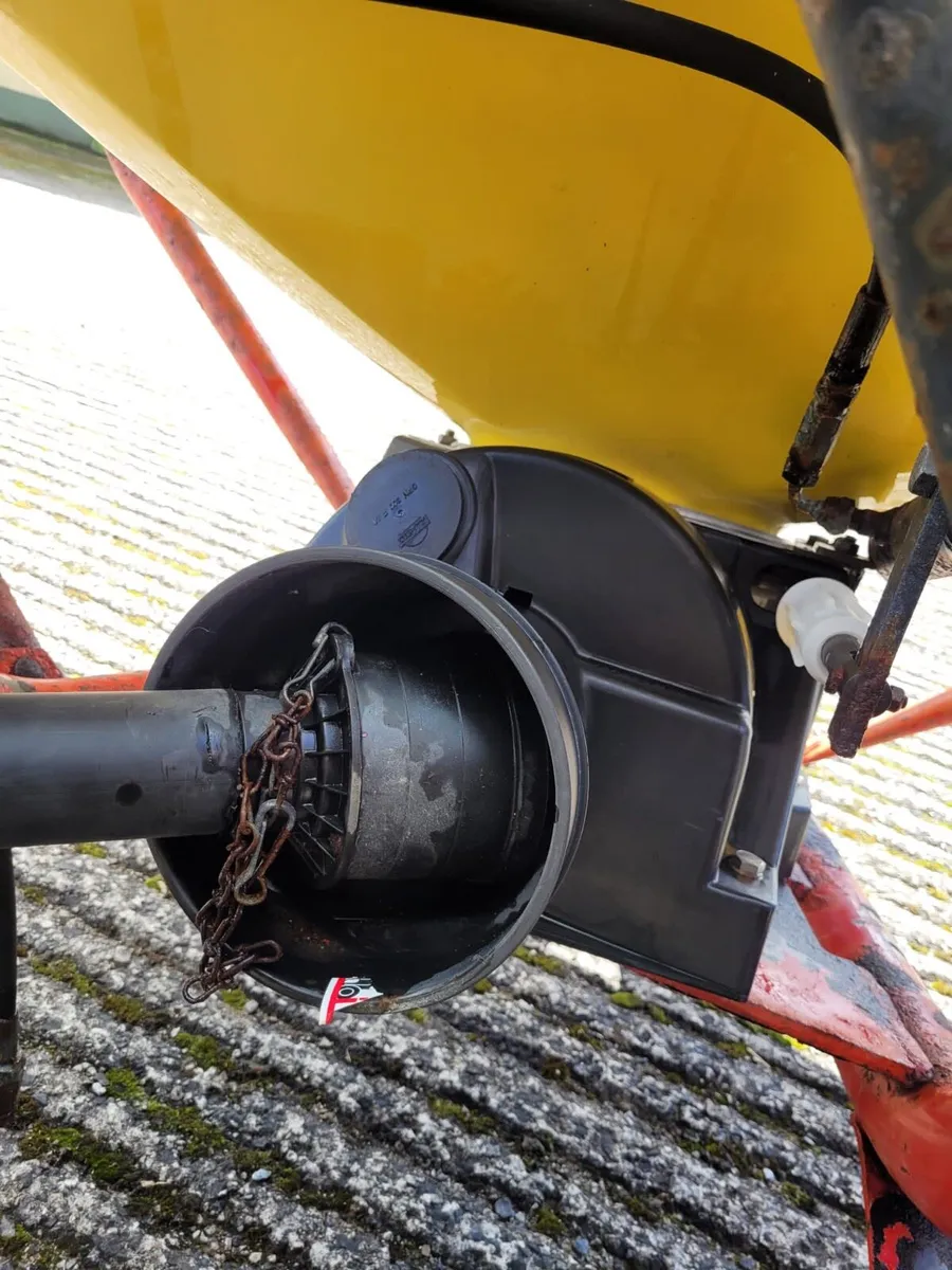 V800 Cosmo Fertiliser Spreader - Image 2