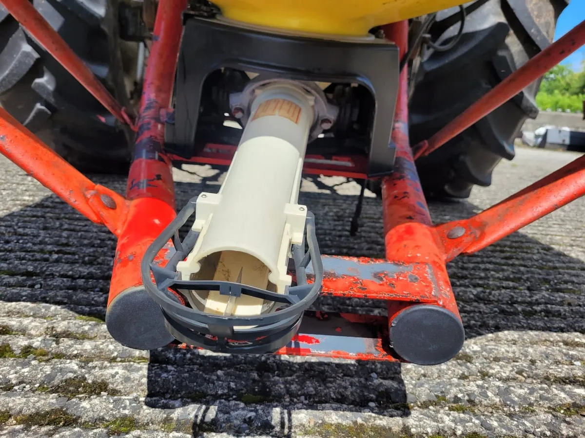V800 Cosmo Fertiliser Spreader - Image 3