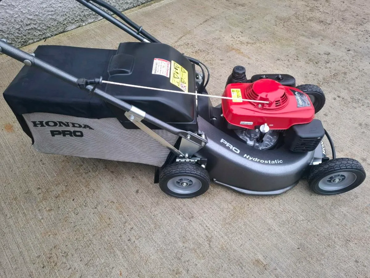 Honda 536 pro lawnmower.  AS NEW - Image 3