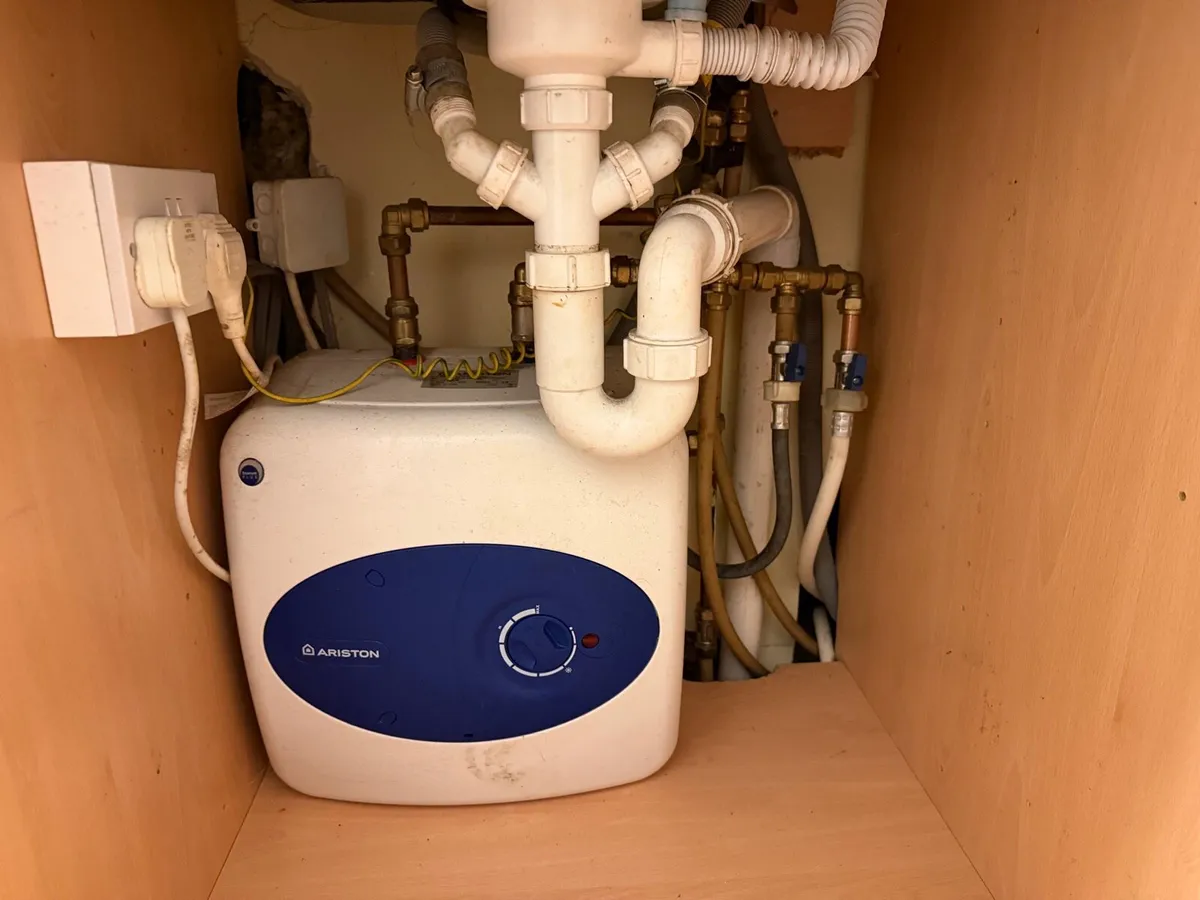 Ariston hot water heater - Image 1