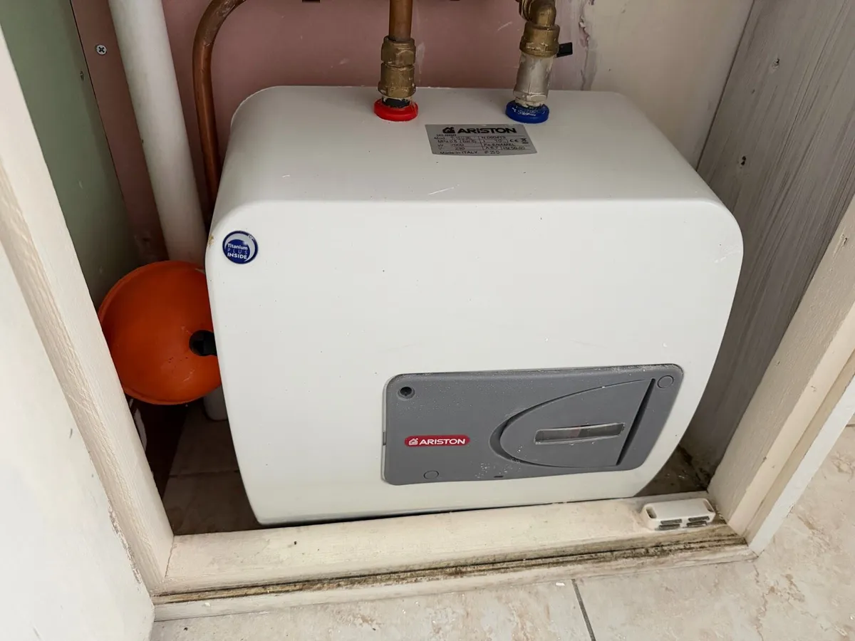 Ariston hot water heater - Image 4