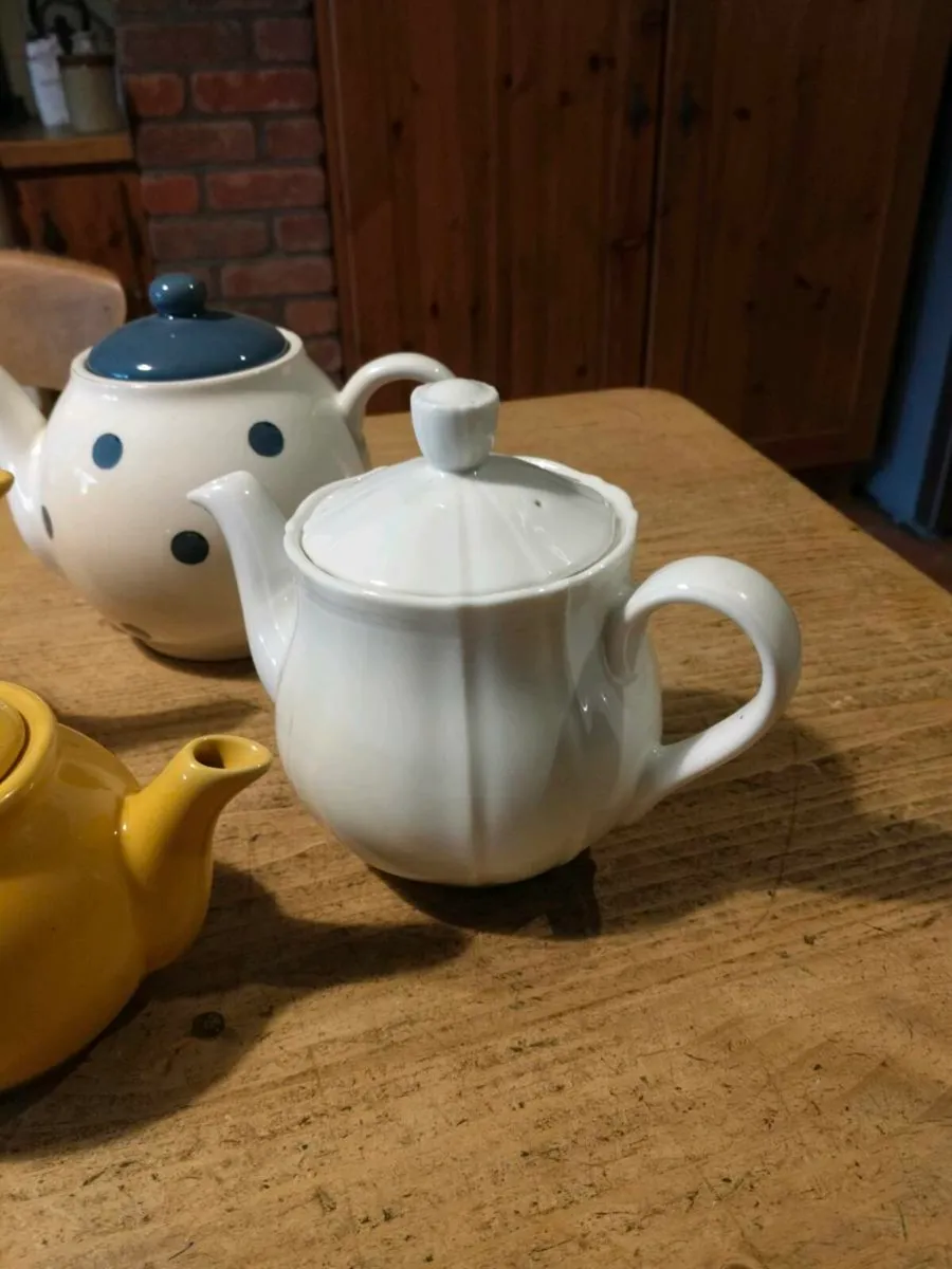 4 Ceramic teapots 3 large, 1 small. All 3 perfect. - Image 2