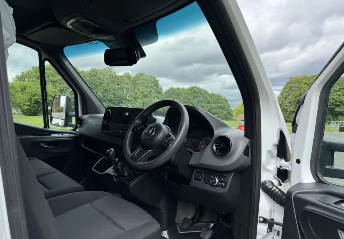 2022 Mercedes-Benz Sprinter Luton Box Van - Image 4