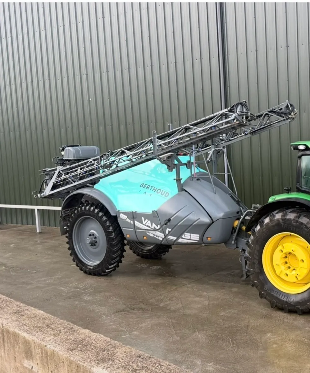 ****Berthoud Dark Trailed Sprayer 27 metre***** - Image 2