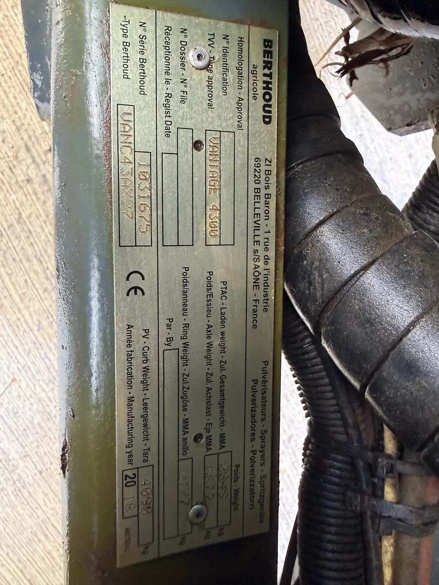 ****Berthoud Dark Trailed Sprayer 27 metre***** - Image 3