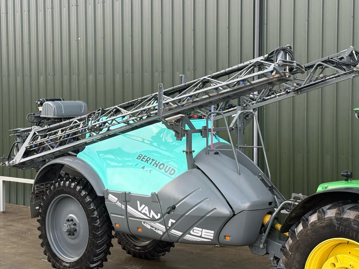 ****Berthoud Dark Trailed Sprayer 27 metre***** - Image 1