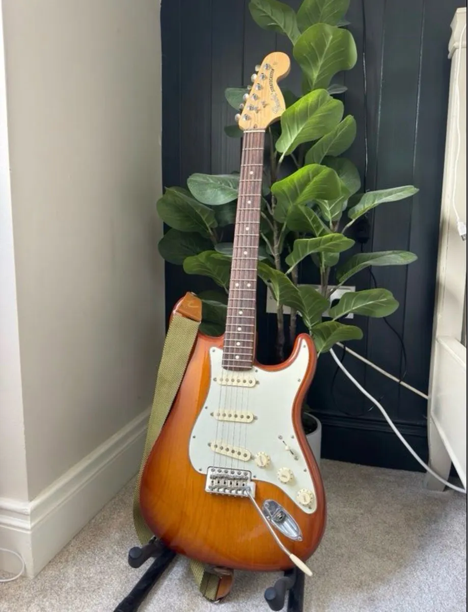 Fender American Performer Stratocaster Honeyburst - Image 1