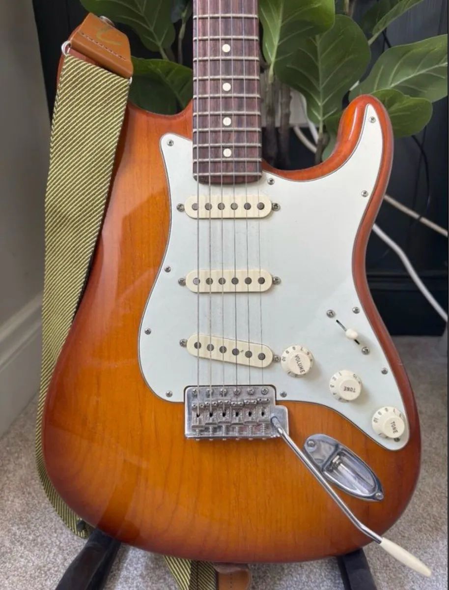 Fender American Performer Stratocaster Honeyburst - Image 2