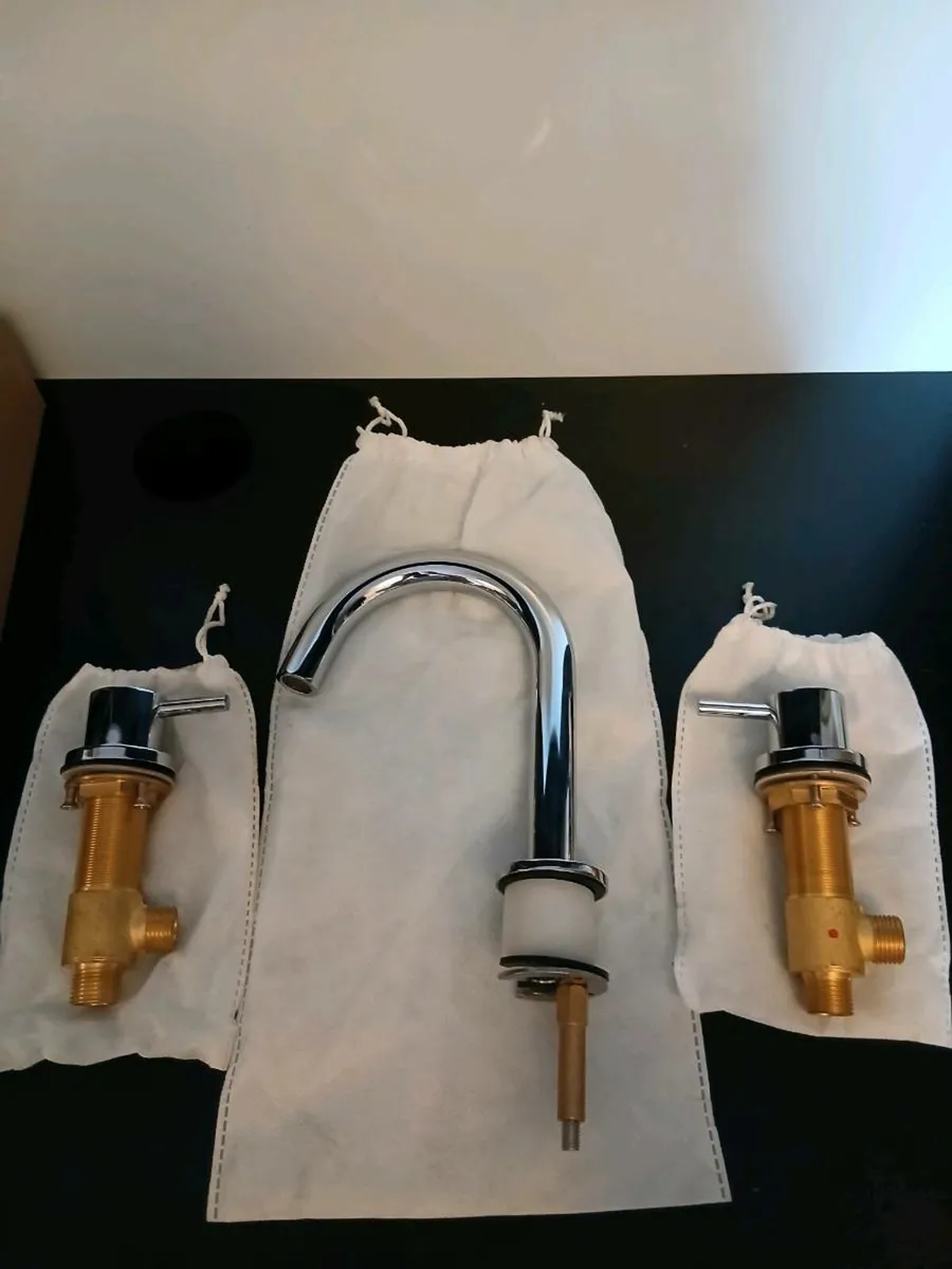 Beautiful 3 TAP Hole Mixer - Image 3