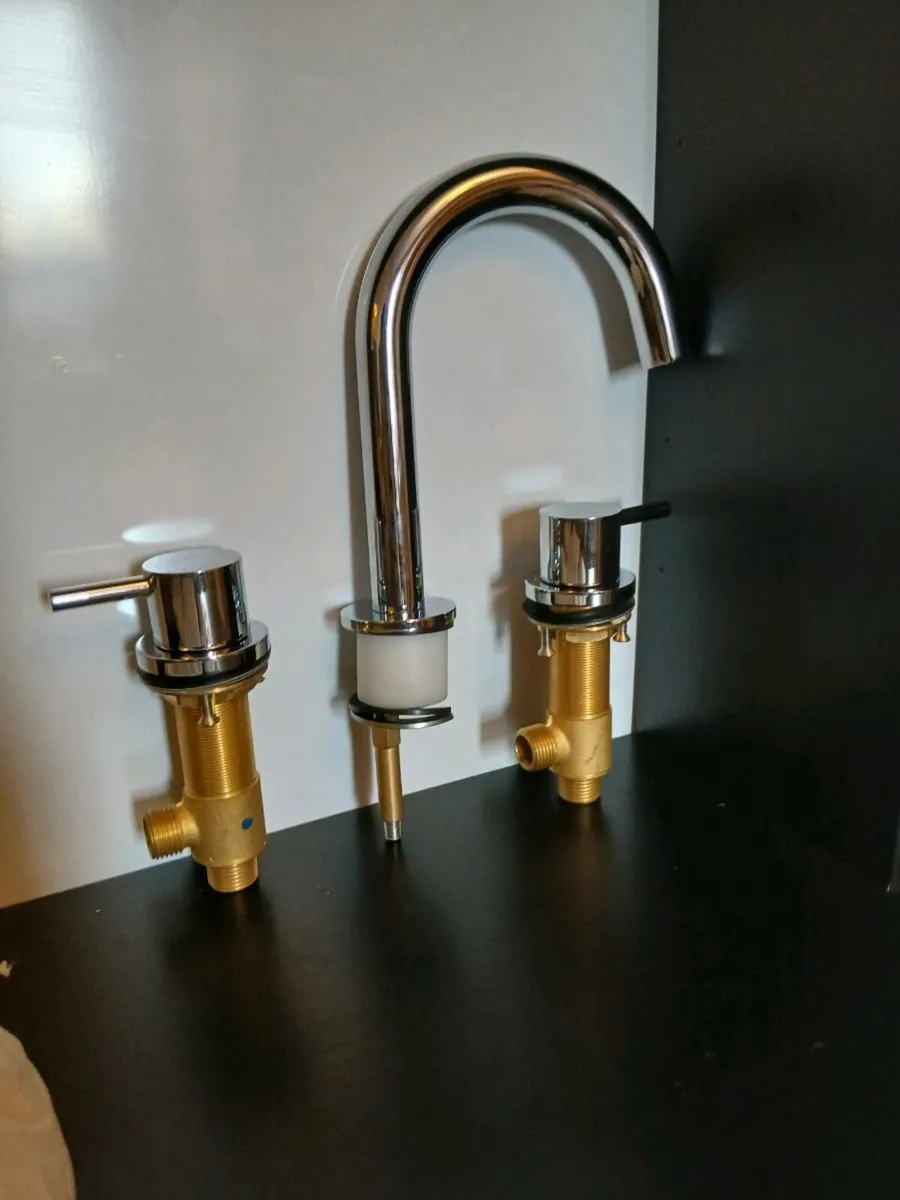 Beautiful 3 TAP Hole Mixer - Image 4