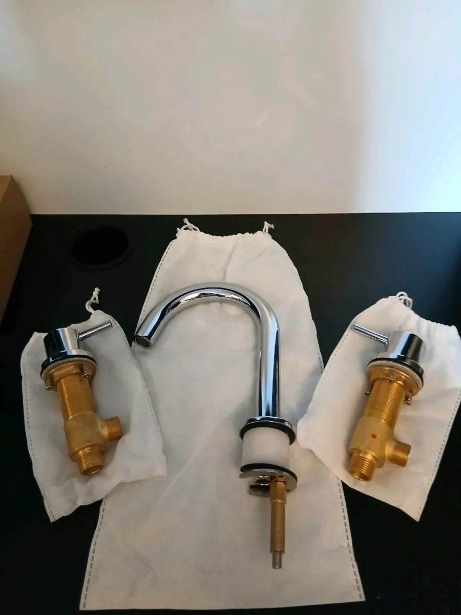 Beautiful 3 TAP Hole Mixer - Image 1