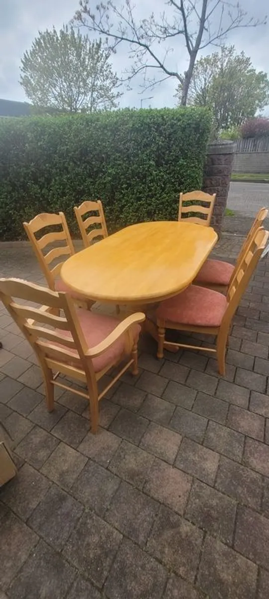 table and chairs - Image 3