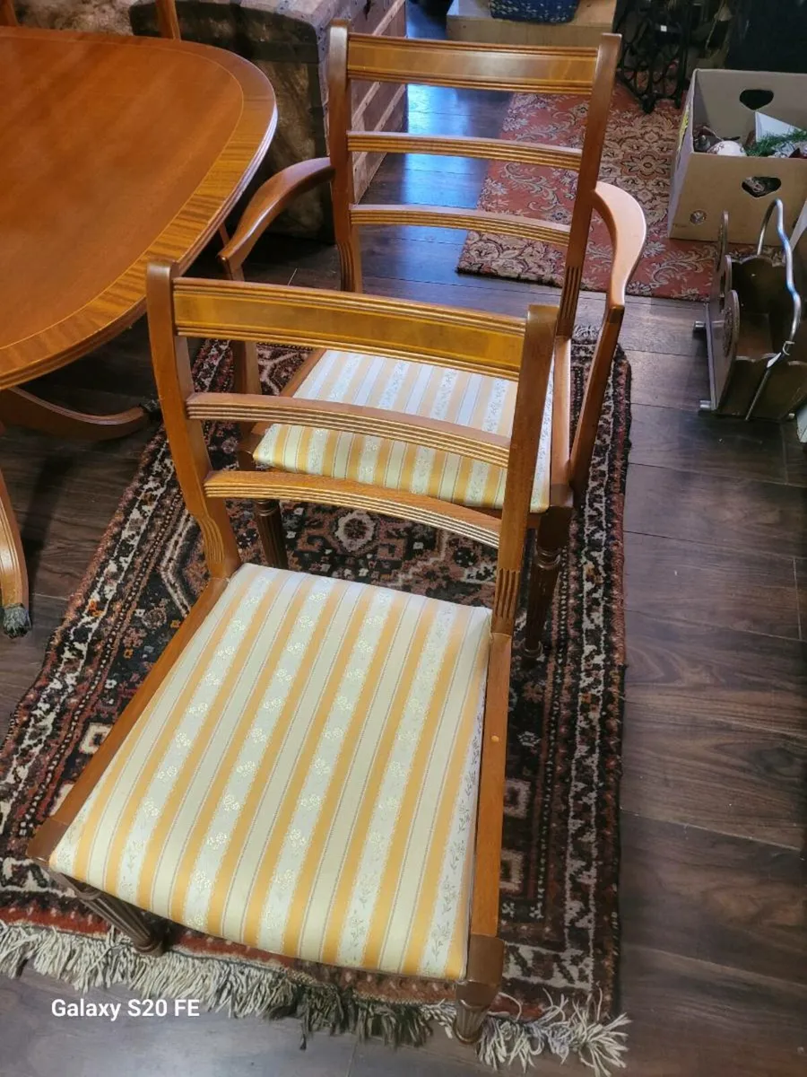 Beautiful dining table +8 chairs - Image 2