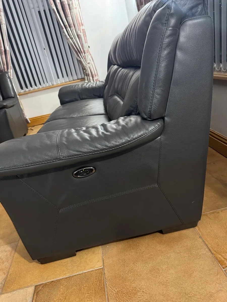 3 seater electric recliner leather sofa - Image 3