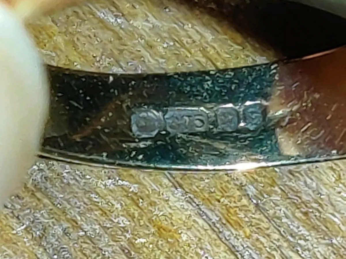 BLACK ONYX FISHES, 9CT Gold 4.23g Vintage Ring ! - Image 4