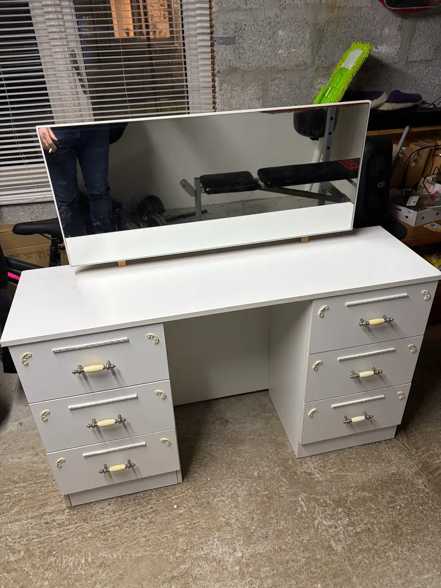 Vanity unit with mirror - Image 1