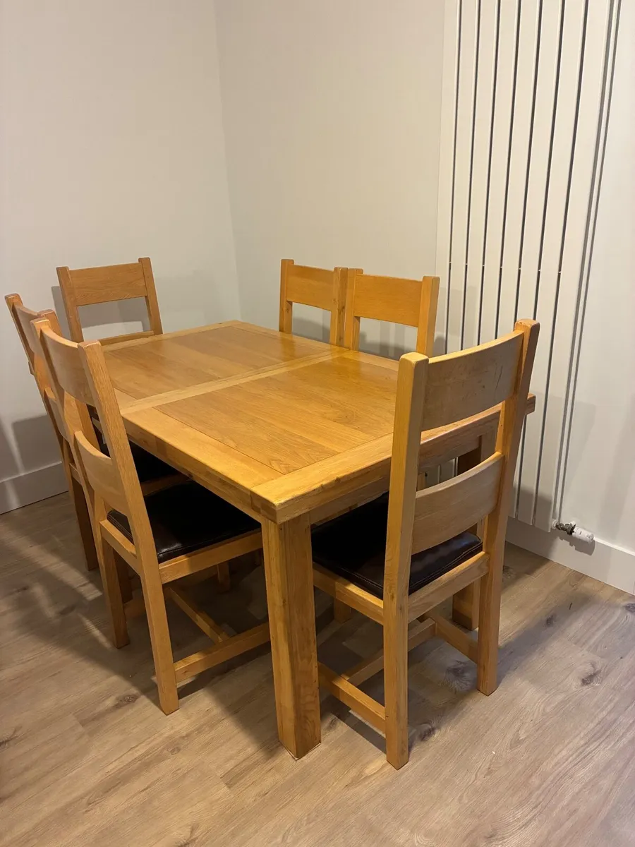 Extendable dining table and 6 chairs - Image 1