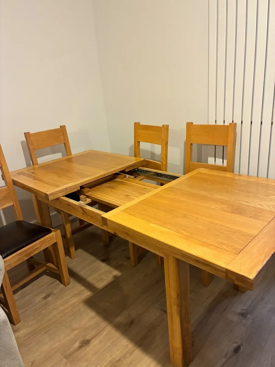 Extendable dining table and 6 chairs - Image 2