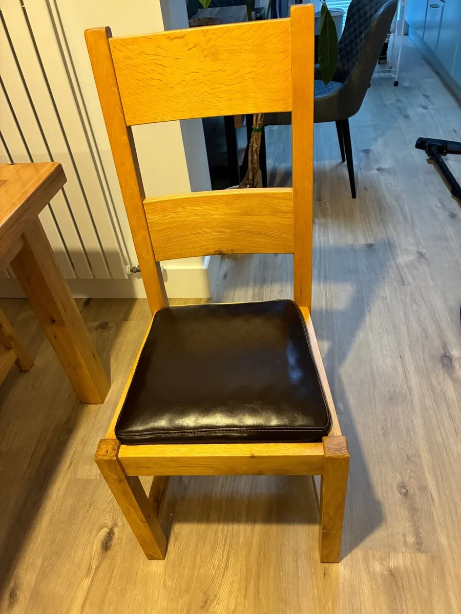 Extendable dining table and 6 chairs - Image 4