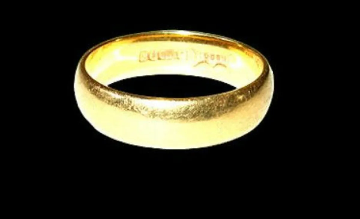 Vintage Hallmarked 18k Hallmarked Wedding Ring - Image 4
