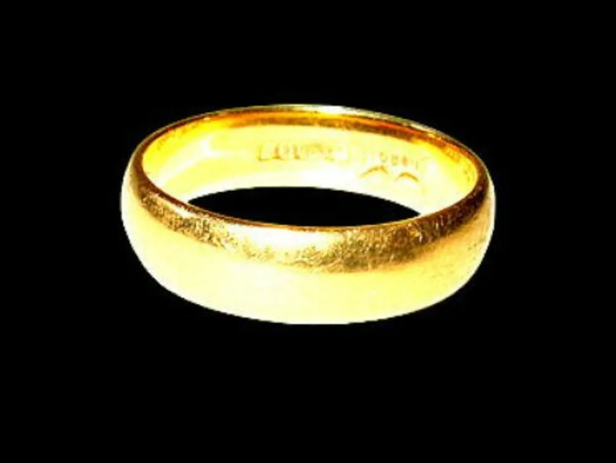 Vintage Hallmarked 18k Hallmarked Wedding Ring - Image 1