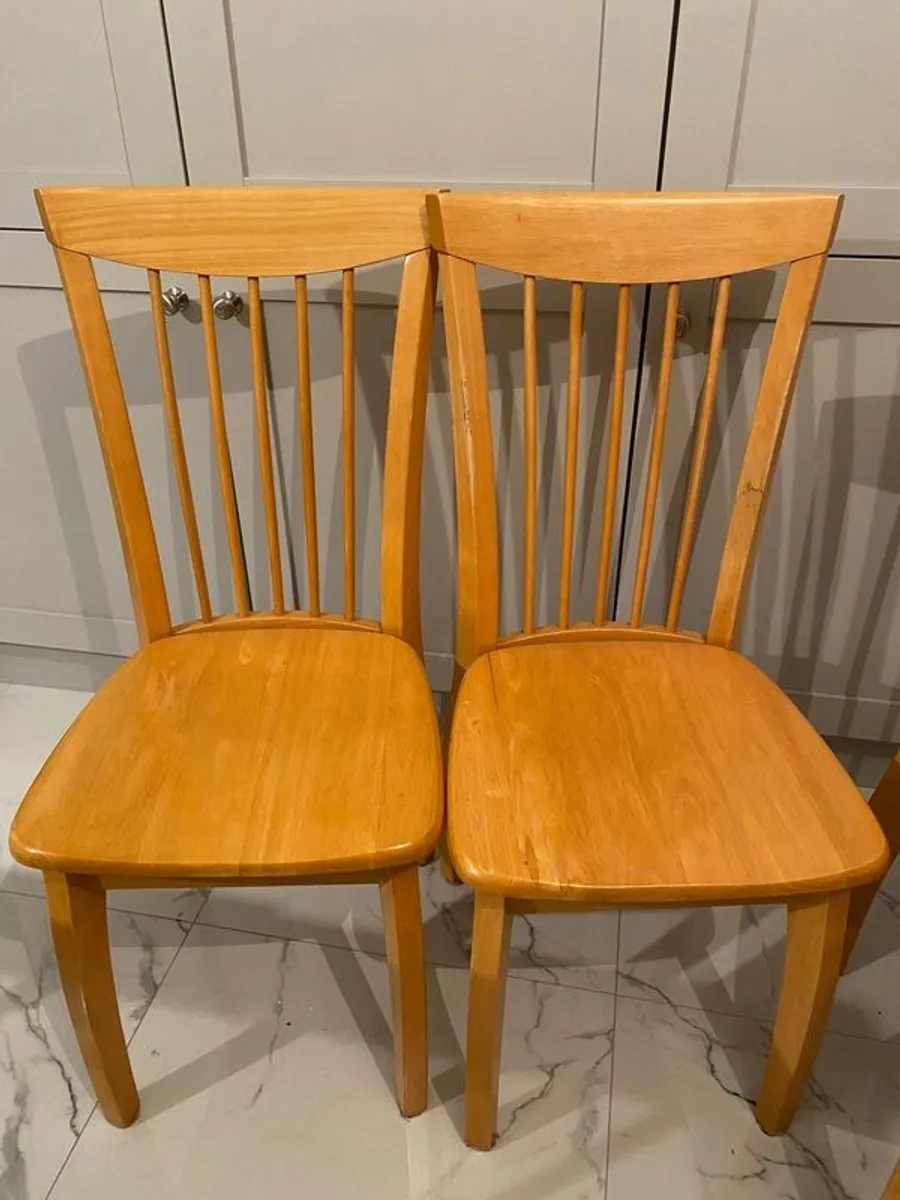 Kitchen table and chairs - Image 1