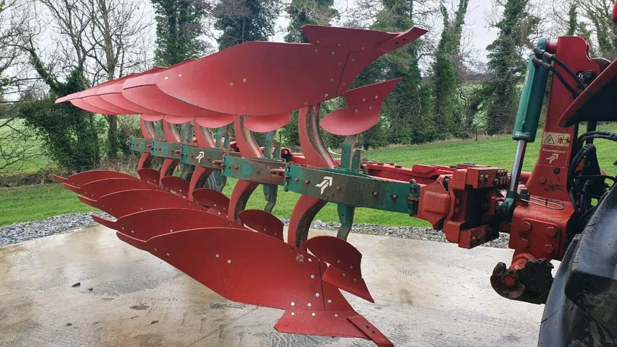 Kverneland 5 furrow reversible plough - Image 1