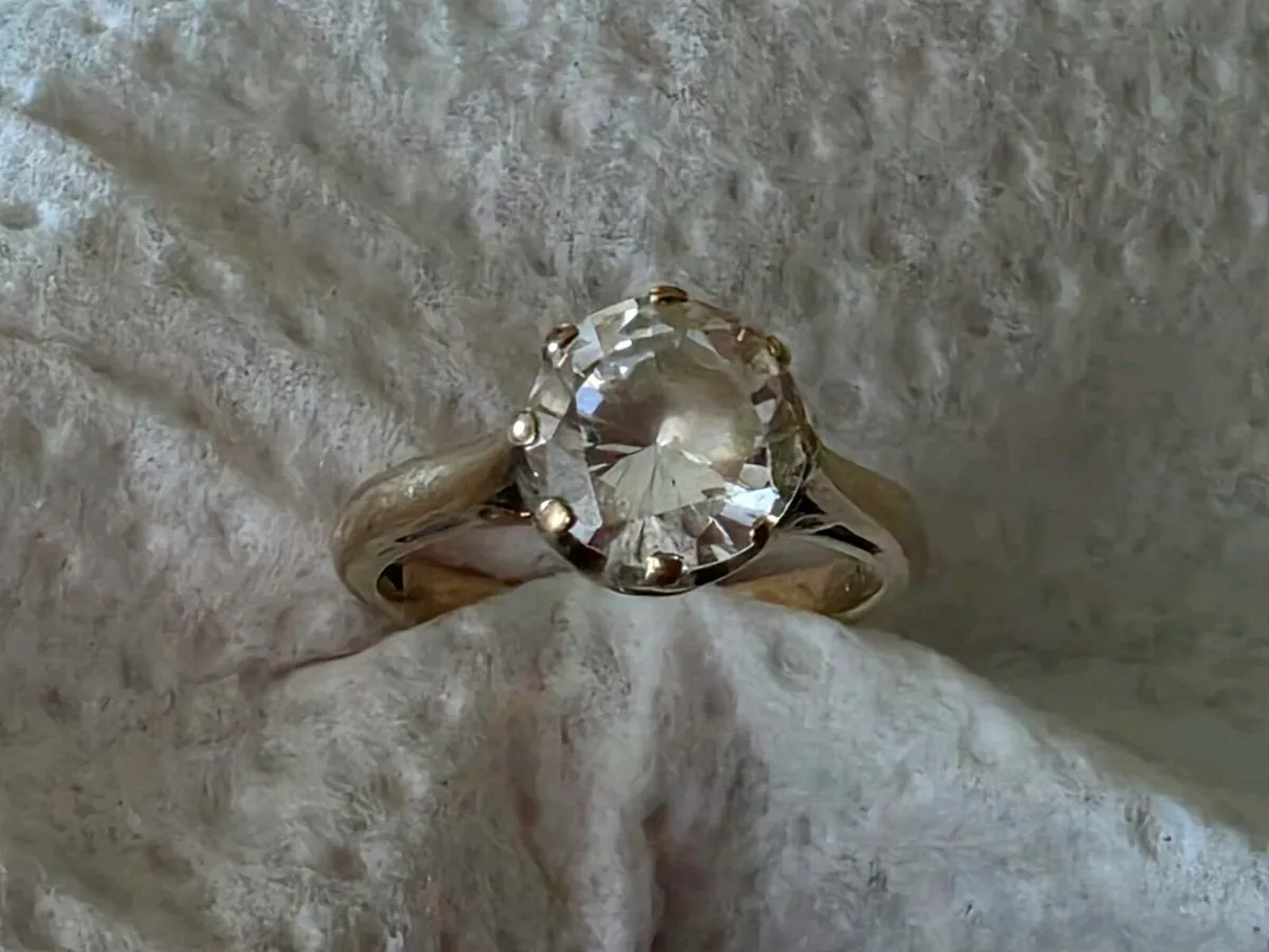 CHUNKY SOLITAIRE, 9CT Yellow Old Gold Dress Ring ! - Image 1