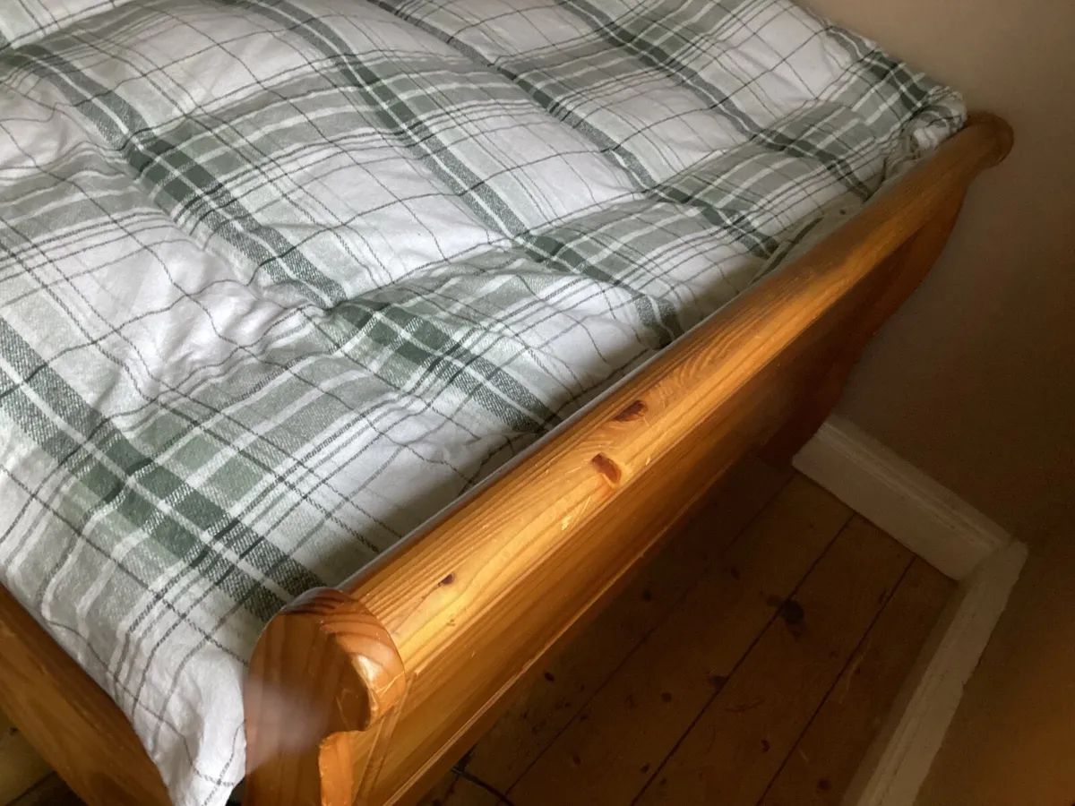 Solid timber double bed - Image 2