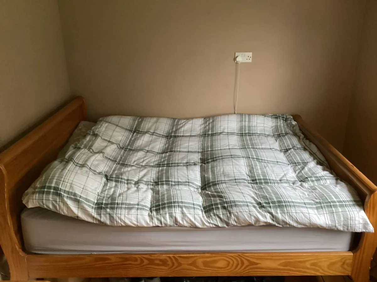 Solid timber double bed - Image 4