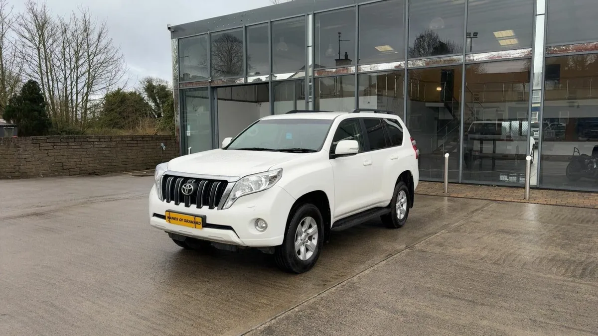 Toyota landcruiser 2017 like new - Image 2