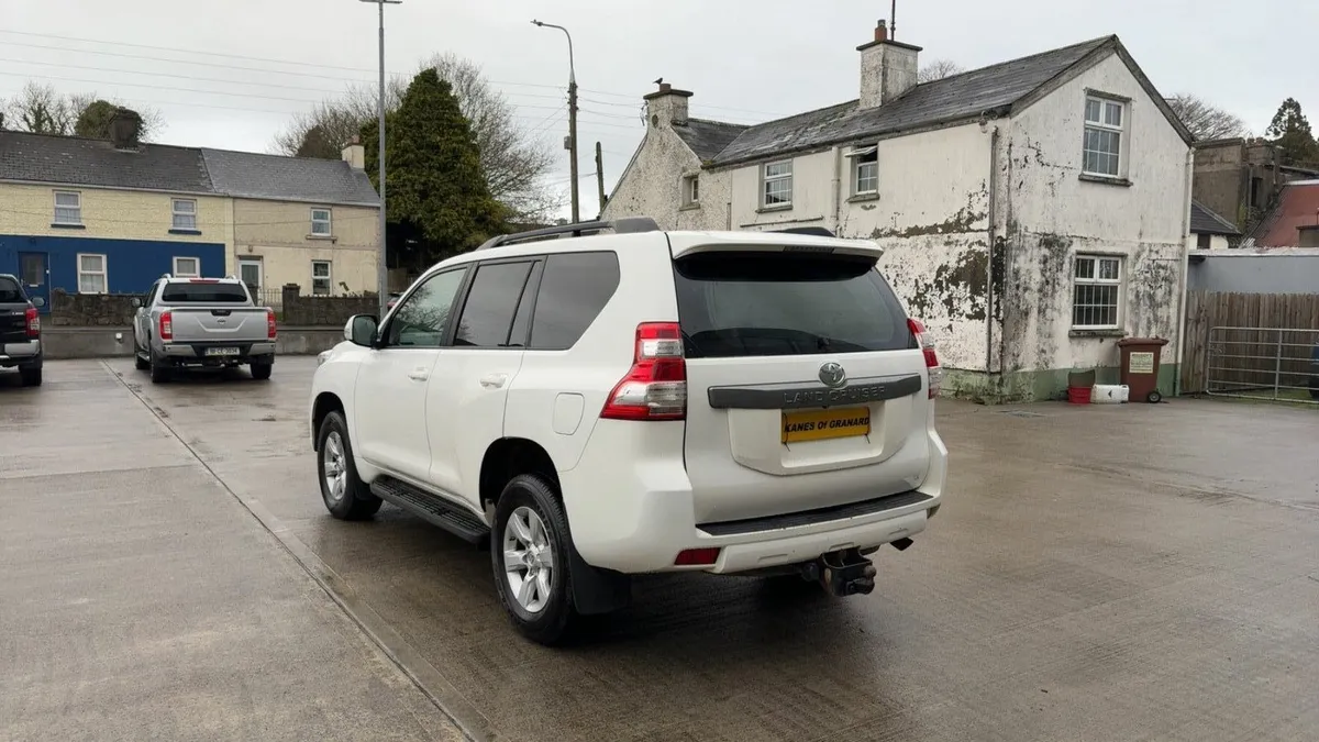 Toyota landcruiser 2017 like new - Image 3