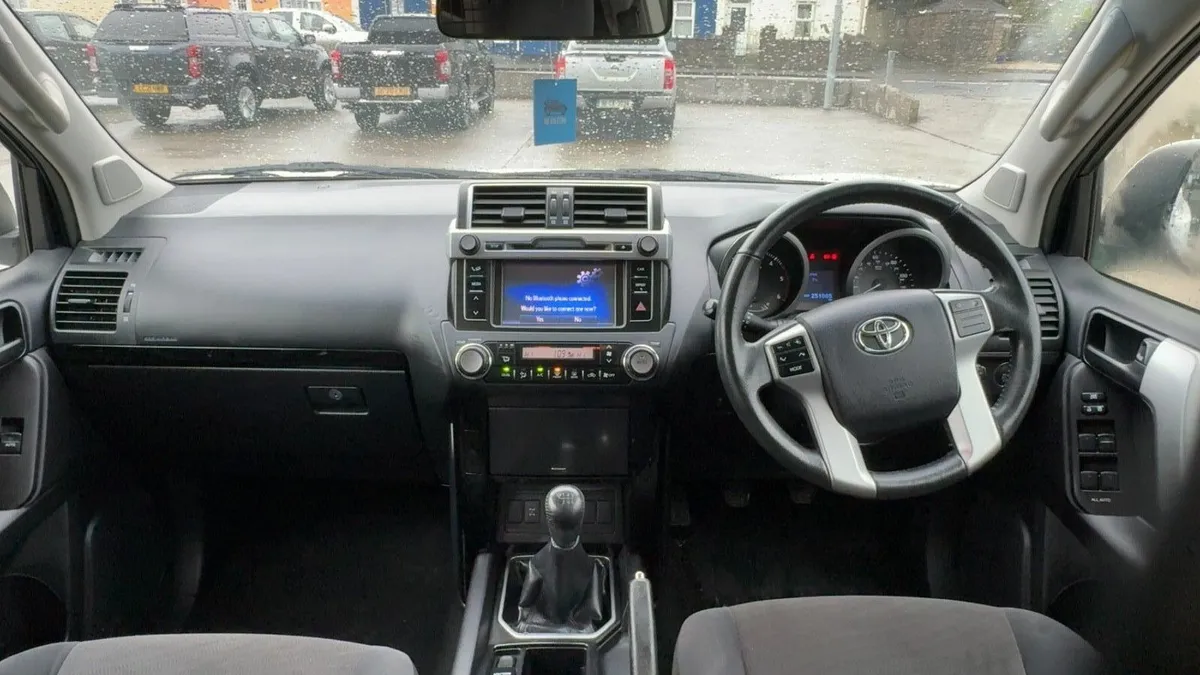 Toyota landcruiser 2017 like new - Image 4