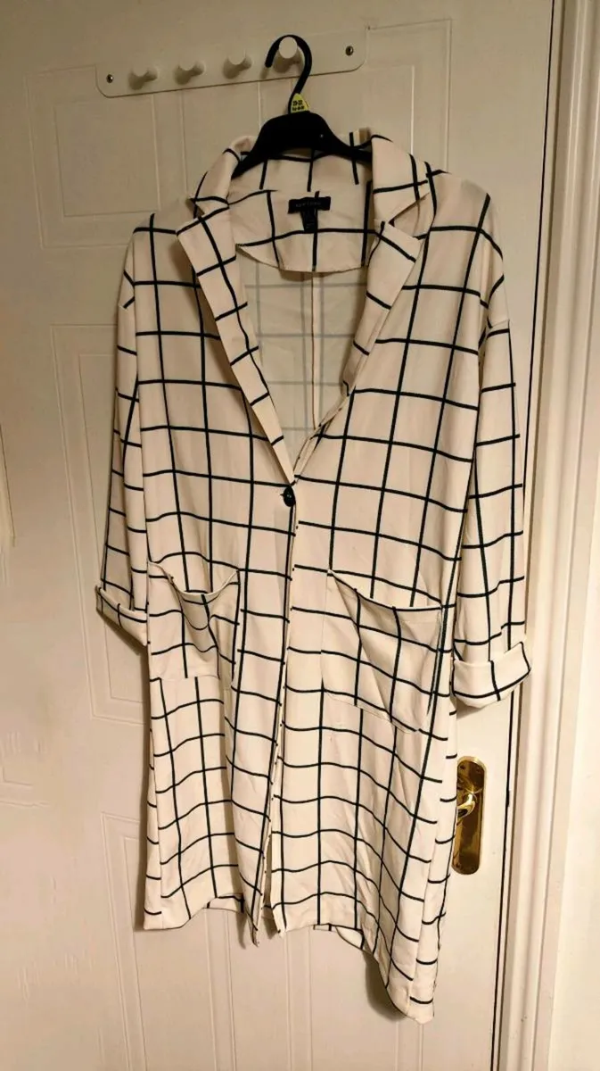 White & Black Grid Print Coat – New Look – Size S - Image 1